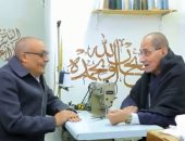 الأسطى صلاح هاشم.. 60 عاما من الإبداع في خياطة الجلابية البلدى.. الحكاية فى باب رزق