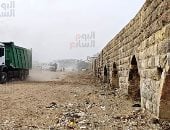 سور مجرى العيون يودع سنوات الإهمال.. تنفيذ أعمال صيانة وترميم شاملة للسور التاريخى ورفع كافة المخلفات المتراكمة حوله وفتح العيون المغلقة عشوائيا.. ومحافظ القاهرة: تثبيت منظومة إنارة وتصميم لوحات للهوية البصرية