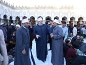 "كالبنيان المرصوص".. طلاب العالم يلتفون حول مائدة إفطار الأزهر