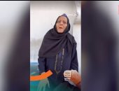 حياة كريمة.. أيمن مصطفى يهدى سيدة مكافحة 40 ألف جنيه لسداد ديونها