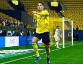 كريستيانو رونالدو يسجل ثنائية ويقود النصر لصدارة الدوري السعودي.. فيديو