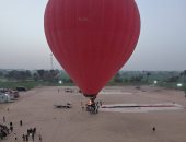 تحليق 95 رحلة بالون طائر على متنها 2250 سائح في سماء غرب الأقصر.. صور