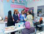 وزيرة التنمية المحلية والبيئة توزع هدايا عينية على محاربات السرطان بالشيخ زايد.. صور