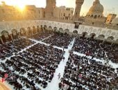 روح واحدة وألسنة متعددة.. إفطار طلاب العالم في ساحة الأزهر