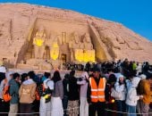 آلاف السائحين يصطفون فى طابور لمشاهدة تعامد الشمس بأبوسمبل.. صور