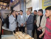 محافظ السويس يتفقد مجمع مخابز الحرفيين ويتابع توافر السلع بمنافذ البيع