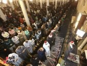 دعاء المصلين يعانق السماء.. زحام إيماني في خامس ليالي رمضان بمسجد عمرو بن العاص.. صور 