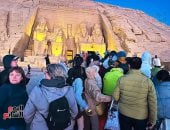 الشمس تعانق وجه رمسيس فى 22 فبراير.. 2000 سائح يشاهدون الظاهرة بمعبد أبو سمبل جنوب مصر.. براعة هندسية لتساقط الضوء فى أحداث تاريخية دقيقة.. استمتاع الزوار الدوليين بالحدث وتسهيل الدخول للوفود قبل الفجر.. صور