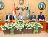 محافظ المنوفية يناقش الموقف التنفيذي لمشروعات الرصف ومبادرة حياة كريمة