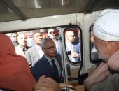محافظ بني سويف يتفقد موقف محور عدلى منصور ويستمع للمواطنين عن مستوى الخدمة