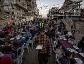 الإفطار على الأطلال.. أهالى غزة يتناولون الطعام على ركام المنازل
