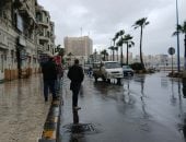 أمطار غزيرة تضرب الإسكندرية وطقس شديد البرودة.. فيديو