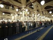 آلاف المصلين يؤدون العشاء والتراويح بالجامع الأزهر في سادس ليالى رمضان