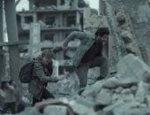 مسلسل صحاب الأرض الحلقة 6.. قصف بالقرب من إياد نصار ومنة شلبى