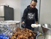 مائدة المحبة.. أقباط بالأقصر يجهزون 300 وجبة إفطار يوميا طوال رمضان.. رومانى رمزى وابنه والعاملون معه يقيمون المائدة سنويا ويوزعون وجبات على الأسر الأولى بالرعاية والمرضى.. ويؤكدون: هدفنا مشاركة المسلمين فرحتهم