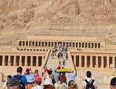 تحفة معمارية فى قلب الجبل.. توافد كبير من السياح على معبد الملكة حتشبسوت.. صور