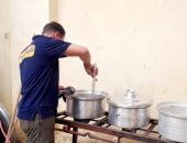 مائدة لم الشمل.. عادة رمضانية مستمرة منذ 45 عاما فى قرية دنفيق بقنا