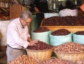 التمر يجمع القلوب.. قصة بائع قبطى يشارك المسلمين بهجة رمضان فى سوق أسوان.. 40 سنة من الرزق والمحبة فى السوق السياحى.. أسامة: بدأت طفولتى بتعليق زينة رمضان فى الشوارع واللعب بالفوانيس.. صور وفيديو