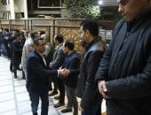 نقيب الصحفيين وأعضاء مجلس النقابة يقدمون العزاء فى الزميل محمود نصر