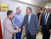 محافظ سوهاج يتفقد إدارات الديوان العام ويوجه بتحسين الخدمات 
