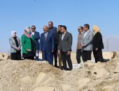محافظ السويس يتفقد الأرض المخصصة لإنشاء مركز إيواء للكلاب الضالة فى عتاقة