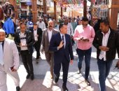 محافظ أسوان يواصل جولاته الميدانية بالأسواق ويشدد على رفع الإشغالات