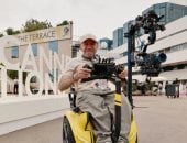 مخرج بريطانى يبتكر أول نظام كاميرا مخصص للكراسى المتحركة فى العالم