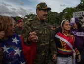 أكل الهالاكاس واستمع إلى موسيقى الجيتا.. كواليس آخر أيام مادورو فى السلطة