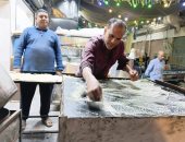 سر الكنافة الأسواني في كوم أمبو.. حكاية 20 عامًا من المذاق البلدي الأصيل (فيديو)