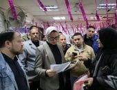 محافظ الوادي الجديد تنتقل لمنطقة عين البرج لمعاينة شكوى وتتفقد التطوير