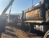 تصادم بين سيارتى نقل بمقطورتين وانقلاب إحدهما على الصحراوى الشرقي بسوهاج..صور