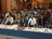 محافظ جنوب سيناء يؤدى صلاة التراويح بمسجد الصحابة ويتفقد المركز الثقافي الإسلامي