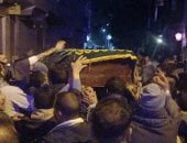 لحظة خروج جثمان شيخ الإذاعيين فهمي عمر لدفنه بمسقط رأسه قرية الرئيسية فى قنا.. مباشر