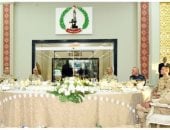 الفريق أشرف سالم زاهر يشارك عدد من مقاتلى القوات المسلحة تناول وجبة الإفطار