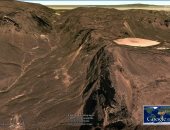 جبل كامل أغرب محمية طبيعية فى صحراء الوادى الجديد.. شاهد على اصطدام نيزك من نطاق المريخ والمشترى منذ حوالى 5000 عام.. محيط فوهة التصادم 45 مترا وعمقه 16 مترا ووزنه 10 أطنان وآلاف الشظايا من صخور النيزك.. صور