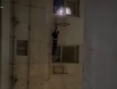 نط فوق التكييفات عشان يهرب.. حرامى على طريقة سبايدر مان يثير الذعر فى البساتين