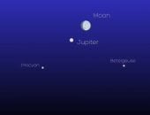 شاهد.. كوكب المشترى متوهجاً تحت ضوء القمر فى سماء الليل