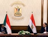 جلسة مباحثات ثنائية بين مصطفى مدبولى ورئيس مجلس الوزراء الانتقالى السودانى