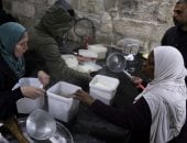 مطبخ رمضان.. توزيع وجبات الإفطار على الصائمين فى القدس 