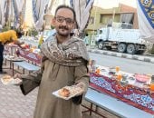 العطاء يوحدنا.. مسيحى يشارك فى تجهيز مائدة إفطار رمضان بكلابشة بأسوان.. فيديو