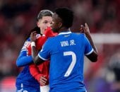 بنفيكا ينفى اعتراف لاعبه بتوجيه عبارات عنصرية ضد فينيسيوس جونيور