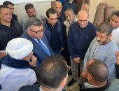 محافظ قنا يؤدى شعائر صلاة الجمعة بمسجد ناصر.. ويؤكد: مكتبى مفتوح للجميع