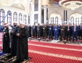 الرئيس السيسى يؤدى صلاة الجمعة بمسجد المشير طنطاوى.. صور 