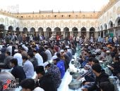 وكيل الأزهر يشارك الوافدين مائدة الإفطار ويتابع انتظامها بصحن الجامع.. صور 