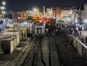 تسيير حركة القطارات بصورة طبيعية في الأقصر بعد خروج عربتين عن القضبان.. صور