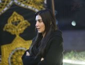 محمد سامى يواسى والدة زوجته مى عمر فى عزاء والدها