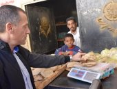 محافظ أسوان يطالب بالإبلاغ عن أى مخالفات في رغيف الخبز