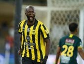 الاتحاد يتخطى الخليج بصعوبة فى الدورى السعودى.. فيديو