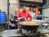 الأسطى مصطفى يوضح أسرار عمل الزلابية فى أسوان.. والقرطاس يبدأ من 5 جنيهات.. صور وفيديو