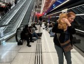 إسرائيليون يختبئون تحت الأرض داخل محطات القطار خوفا من صواريخ إيران.. صور